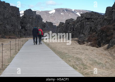 I turisti a piedi verso la montagna alta Foto Stock