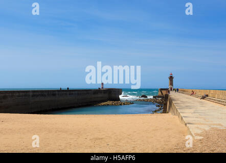 Fari, Farol de Felgueiras e Farolins da Barra do Douro si affaccia sull'Oceano Atlantico presso la foce del fiume Duoro, Porto Foto Stock