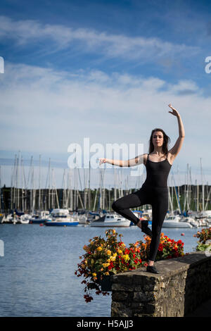 Alesha ballare nelle strade di Kinsale, County Cork, Irlanda Foto Stock