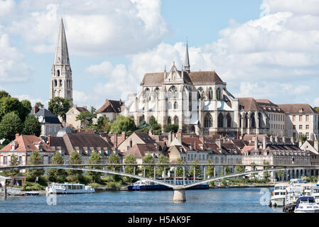 Una vista della città di Auxerre che mostra l'abbazia Saint Germain attraverso il fiume Yonne Foto Stock