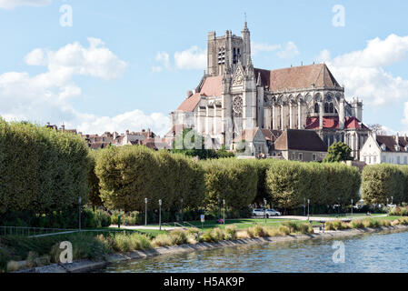 La Cattedrale di Saint Etienne nella città di Auxerre, in piedi sopra il fiume Yonne Foto Stock