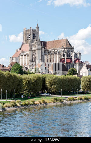 La Cattedrale di Saint Etienne nella città di Auxerre, in piedi sopra il fiume Yonne Foto Stock