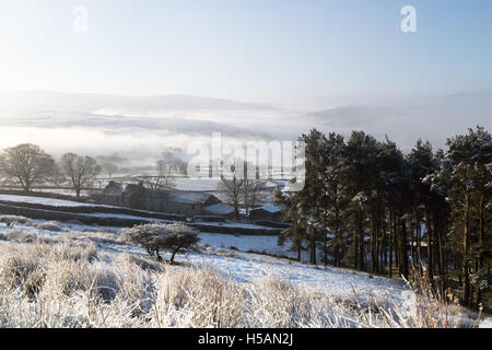 Nebbia di mattina si alza Wharfedale dopo un fine d'inverno/primavera nella notte nevicata, Yorkshire Dales, England, Regno Unito Foto Stock