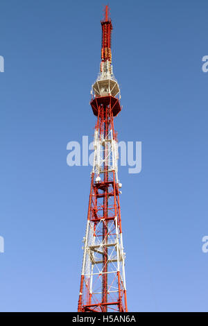 Comunicazione della torre contro il cielo blu Foto Stock