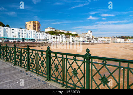 Domina la città e la spiaggia di Hastings Pier East Sussex England Regno Unito Europa Foto Stock