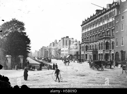 Una fotografia vintage di una bicicletta Penny Farthing, uno dei primi tipi di biciclette. Questo modello, caratterizzato dalla sua grande ruota anteriore, fu popolare alla fine del XIX secolo. Foto Stock