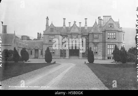 Il Muckross House, situato a Killarney, nella contea di Kerry, è un palazzo del XIX secolo circondato da giardini panoramici e laghi. E' un ottimo esempio di architettura vittoriana e un importante sito storico in Irlanda. Foto Stock