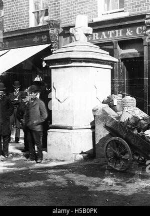 Fotografia della Market Cross a Blackrock, contea di Dublino, risalente all'VIII o IX secolo. La croce è servita come marcatore di confine e punto focale nella comunità. Foto Stock