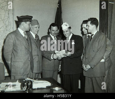 I membri della comunità ebraica dei veterani di guerra incontro con il governatore di New York Thomas E. Dewey, Albany, New York, ca. Anni Cinquanta Foto Stock