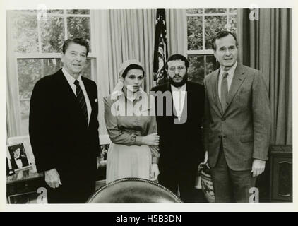 Questa fotografia cattura il presidente Ronald Reagan con Avital Sharansky, Iosif Mendelevich e il vicepresidente George H. W. Bush durante la Conferenza nazionale sull'ebraismo sovietico. L'incontro ha evidenziato gli sforzi per sostenere gli ebrei sovietici nella loro lotta per i diritti religiosi e civili durante l'era della Guerra fredda. Foto Stock