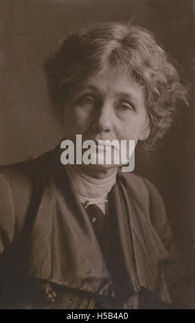 Emmeline Pankhurst, una figura chiave nel movimento britannico delle suffragette, è raffigurata intorno al 1914. È stata leader nella lotta per i diritti delle donne, in particolare per garantire il voto delle donne nel Regno Unito. Il suo attivismo fu fondamentale per il successo del movimento delle suffragette all'inizio del XX secolo. Foto Stock