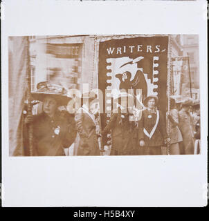 F44CMAST sembra essere un riferimento o un identificatore, potenzialmente correlato a un oggetto, materiale o documento specifico all'interno di un archivio o di una raccolta. Il codice può indicare un particolare elemento o record che necessita di ulteriori chiarimenti. Foto Stock