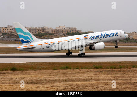 Euro Atlantic Airways Boeing 757-2G5 [CS-TLX] decolla da pista 14. Foto Stock