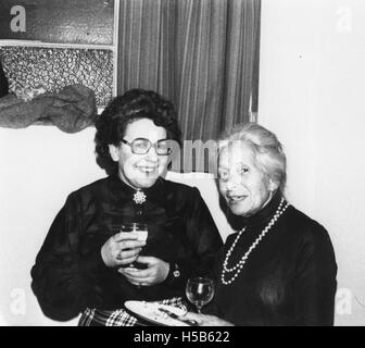 Una fotografia del 1971 con Mrs. Doreen Castle e Dr. Anne Bohm, due persone probabilmente coinvolte in campi storici o accademici. Questa immagine li cattura in un momento nel tempo, potenzialmente collegati ai loro risultati professionali o personali. Foto Stock
