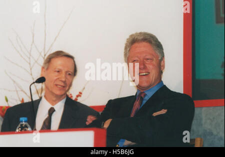 Questa fotografia raffigura l'ex presidente degli Stati Uniti Bill Clinton con il professor Anthony Giddens nel 2001. Giddens, un rinomato sociologo, è raffigurato con Clinton in un evento di cattedra congiunta o in collaborazione accademica. Foto Stock