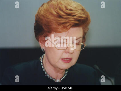 La fotografia raffigura Vaira Vike Freiberga, presidente della Lettonia, scattata il 27 ottobre 2000. Mostra la sua leadership e il suo ruolo significativo nella politica lettone durante la sua presidenza. Foto Stock