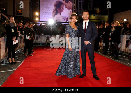 Alicia Vikander e Michael Fassbender frequentando la luce tra gli oceani UK Premiere, a Curzon Mayfair, Londra. Vedere PA storia SHOWBIZ Oceano. Foto Stock