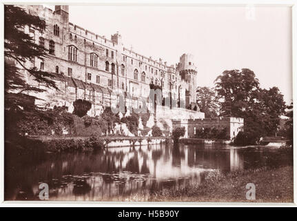Una vista panoramica sul lungofiume del castello di Warwick, che mostra l'architettura del castello e il paesaggio circostante. L'immagine evidenzia l'importanza storica del castello e l'ambientazione panoramica di Warwick, Inghilterra. Foto Stock