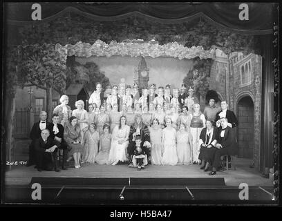 Questa immagine rappresenta probabilmente una scena dell'opera, una notte a teatro o uno spettacolo drammatico. Il secondo capitolo di una serie di immagini legate all'opera, incentrate sull'esperienza culturale di assistere a un'opera. Foto Stock