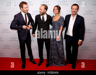 (Da sinistra a destra) Michael Fassbender, Direttore Derek Cianfrance, Alicia Vikander e produttore David Heyman frequentando la luce tra gli oceani UK Premiere, a Curzon Mayfair, Londra. Vedere PA storia SHOWBIZ Oceano. Foto Stock