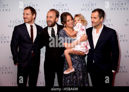 (Da sinistra a destra) Michael Fassbender, Direttore Derek Cianfrance, Alicia Vikander, Firenze clero e il produttore David Heyman frequentando la luce tra gli oceani UK Premiere, a Curzon Mayfair, Londra. Vedere PA storia SHOWBIZ Oceano. Foto Stock