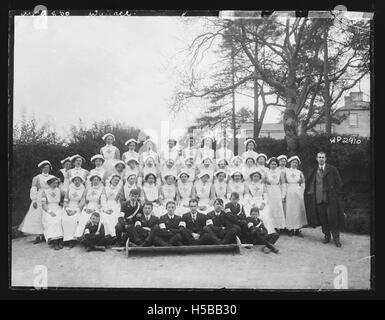 Gli infermieri della Croce Rossa hanno svolto a lungo un ruolo fondamentale nel fornire assistenza medica e supporto durante i periodi di crisi. Si tratta di professionisti qualificati che offrono servizi sanitari in zone disastrate e condizioni di guerra. Foto Stock