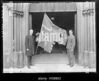 La Union Flag, nota anche come Union Jack, è la bandiera nazionale del Regno Unito, che simboleggia l'unione di Inghilterra, Scozia e Irlanda. È una miscela di tre croci: St. George’s Cross, St. Andrew’s Cross e St. Patrick’s Cross. Foto Stock