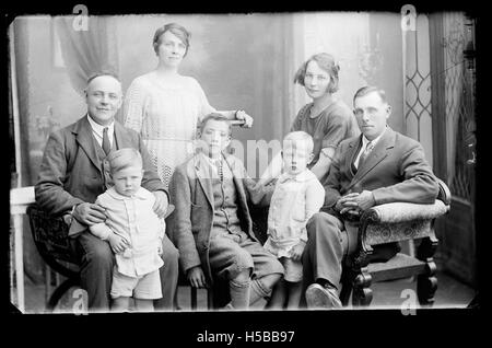 Questo numero di riferimento, D1422 B76301 C 02, sembra far parte di un sistema di catalogazione dei materiali di archivio. È probabile che si riferisca a un documento o oggetto specifico memorizzato in una raccolta. Foto Stock