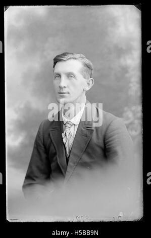 D1422 B76301 D 03 si riferisce a un altro record di archivio specifico o a una voce di database, correlata a materiali storici. Il codice è probabilmente un identificatore di un articolo o di un documento all'interno di un sistema di archiviazione. Foto Stock