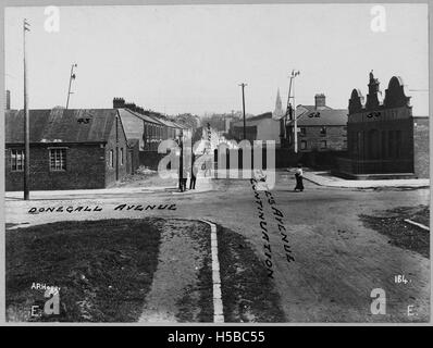 Un riferimento a una proprietà o a un piano fondiario del 1911, che indica gli edifici o i lotti numerati 50, 52 e 43 sotto la designazione B.C.A. Ciò riguarda la pianificazione o lo sviluppo urbano all'inizio del XX secolo. Foto Stock