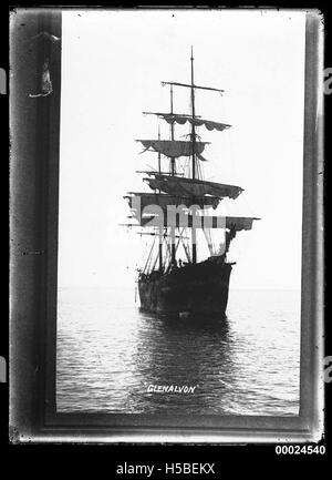 Una fotografia che mostra la vista a dritta della nave a tre alberi GLENALVON che naviga in mare. L'immagine risale tra il 1890 e il 1930, catturando la struttura della nave e le condizioni marittime. Foto Stock