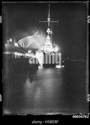 Scena notturna con JAVA HNLMS ormeggiato al Circular Quay Ovest wharf, Ottobre 1930 Foto Stock