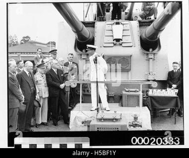 Il capitano John Collins della HMAS Sydney (II) ha tenuto un discorso durante una celebrazione a Sydney il 10 febbraio 1941, dopo il ritorno della nave dal Mediterraneo durante la seconda guerra mondiale. L'evento evidenzia il significato del ruolo della nave e il ritorno a casa in tempo di guerra. Foto Stock