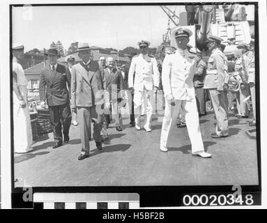 Il contrammiraglio Sir John Crace, il capitano John Augustine Collins e l'ex primo ministro Billy Hughes parteciparono alle celebrazioni per il ritorno di HMAS Sydney (II), un evento navale significativo. Foto Stock