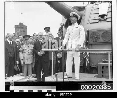 Il capitano John Collins della HMAS Sydney (II) tenne un discorso a Sydney il 10 febbraio 1941, in seguito al ritorno della nave dal Mediterraneo. Questo evento segnò un momento significativo nella storia navale durante la seconda guerra mondiale, con l'equipaggio della nave celebrato per il loro servizio. Il discorso ha evidenziato l'importanza strategica del teatro mediterraneo durante il conflitto. Foto Stock