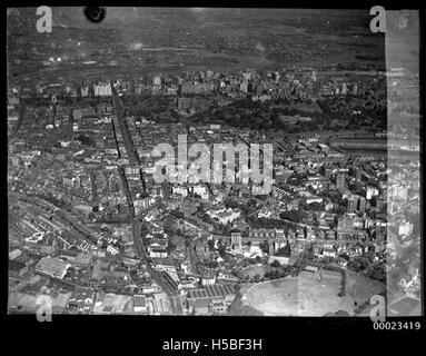 Questa vista aerea di Sydney cattura lo skyline della città con Woolloomooloo visibile sulla destra. L'immagine evidenzia le caratteristiche principali del paesaggio urbano, tra cui aree residenziali, monumenti e l'ambiente circostante sul lungomare. Foto Stock
