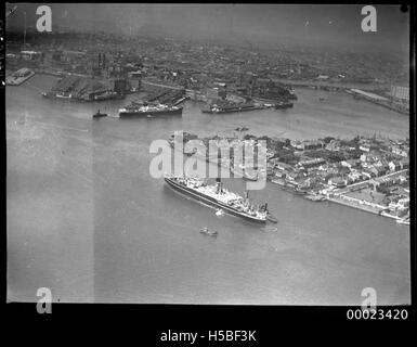 Una fotografia aerea di Balmain, un sobborgo di Sydney, Australia. L'immagine cattura il paesaggio urbano e le caratteristiche architettoniche di questa zona residenziale e industriale. Foto Stock
