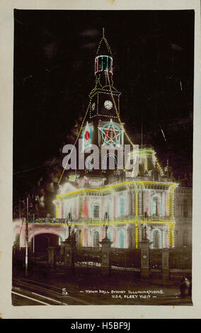 Questa cartolina mostra il Municipio di Sydney illuminato durante la visita della Great White Fleet della Marina degli Stati Uniti. L'evento fu un'importante visita navale internazionale all'inizio del XX secolo, che mostrò potenza navale e diplomazia. Foto Stock
