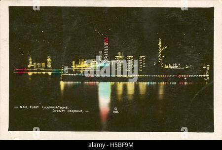 Una cartolina che mostra la quarta flotta illuminata degli Stati Uniti nel porto di Sydney, che mostra la Great White Fleet. L'immagine mette in evidenza le navi da battaglia della flotta con le luci accese, celebrando la partnership marittima tra Stati Uniti e Australia, parte delle celebrazioni nazionali ed eventi marittimi. Foto Stock