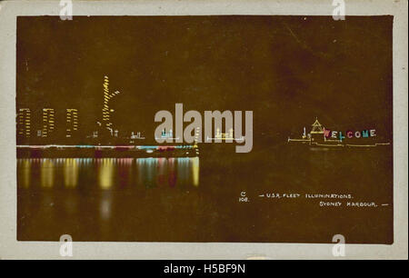 Una cartolina raffigurante le luci della Great White Fleet della Marina degli Stati Uniti nel porto di Sydney. Questo evento, parte di un tour di buona volontà, ha mostrato impressionanti esposizioni di luci e navi navali. Foto Stock