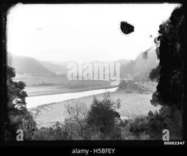 Questo paesaggio fluviale, probabilmente preso da Wisemans Ferry sul fiume Hawkesbury tra il 1880 e il 1909, cattura il paesaggio panoramico del fiume, una caratteristica prominente della regione del nuovo Galles del Sud. Foto Stock