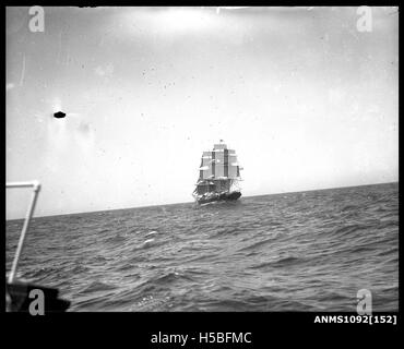 La barca a tre alberi JOSEPH CONRAD è mostrata in corso con le sue vele completamente innestate, un notevole esempio di imbarcazioni a vela tradizionali. La nave è stata utilizzata per l'addestramento e ha una ricca storia marittima. Foto Stock