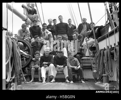 Questa fotografia mostra i membri dell'equipaggio della nave a tre alberi JOSEPH CONRAD, probabilmente scattata durante gli anni di attività della nave, evidenziando la vita marittima e l'interazione dell'equipaggio durante il servizio della nave. Foto Stock