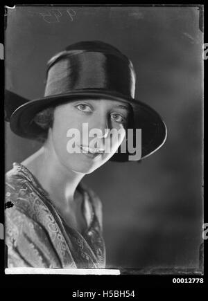 Questo ritratto raffigura una giovane donna non identificata, che mostra tecniche fotografiche dei primi anni del XX secolo. L'immagine si concentra sulle caratteristiche facciali e sull'abbigliamento del soggetto, tipici della moda e dello stile del periodo. Foto Stock