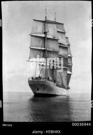 Una fotografia della nave MERSEY a tre alberi che naviga in mare, riflettendo la storia marittima e l'era delle navi alte. Foto Stock