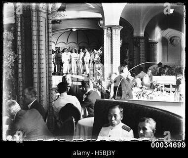 Gli ufficiali navali giapponesi hanno frequentato il Millions Club di Rowe Street, Sydney, il 29 gennaio 1924. Questo evento riflette gli scambi diplomatici e culturali tra Giappone e Australia all'inizio del XX secolo. Foto Stock