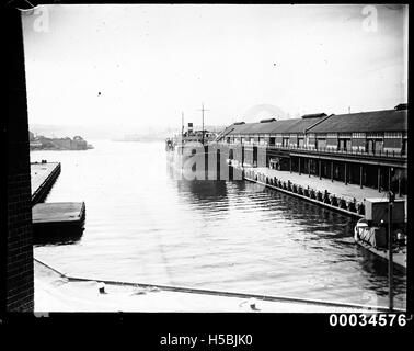 Nave attraccata a Jones Bay Wharf in Pyrmont, 1932-1953 Foto Stock