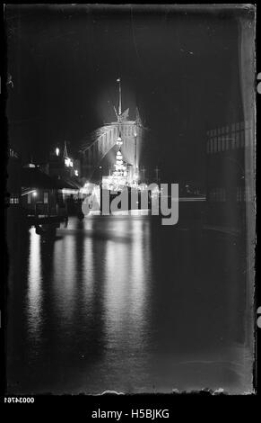 Scena notturna con JAVA HNLMS ormeggiato al Circular Quay Ovest wharf, Ottobre 1930 Foto Stock