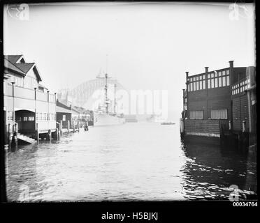 HNLMS JAVA ormeggiato al Circular Quay Ovest wharf, Ottobre 1930 Foto Stock