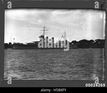 USS ASTORIA al di ancoraggio in una fattoria Cove, Sydney Foto Stock